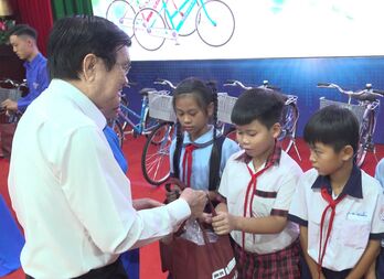 Trao học bổng chương trình 'gieo mầm tri thức' năm 2025 tại xã Hậu Nghĩa