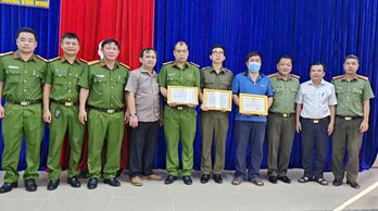 Thăm hỏi, động viên cán bộ, chiến sĩ bị thương khi thực hiện nhiệm vụ