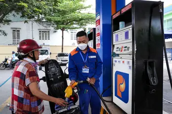 Giá xăng dầu hôm nay 26/11: Trong nước có đợt giảm mạnh