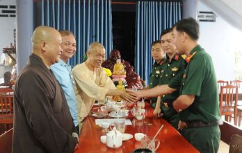 Ban Chỉ huy Phòng thủ khu vực 1 Bến Lức phối hợp chùa Hội Long – chùa Kim Cang tổ chức giải bóng đá và tặng quà cho người dân khó khăn