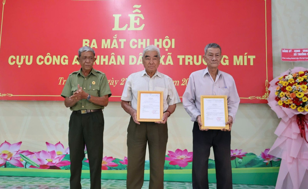 Xã Truông Mít ra mắt Chi hội Cựu Công an Nhân dân