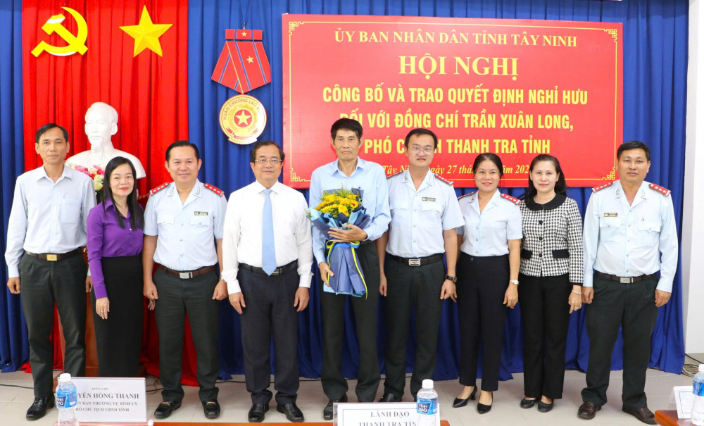 Phó Chủ tịch UBND tỉnh Nguyễn Hồng Thanh và lãnh đạo các Ban, ngành tỉnh cùng lãnh đạo Thanh tra tỉnh tặng hoa cảm ơn ghi nhận của đồng chí Trần Xuân Long 