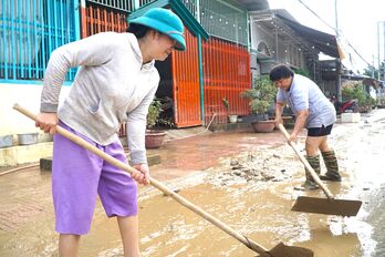 Thời tiết hôm nay 27/11: Đất liền nắng, trên biển dông bão