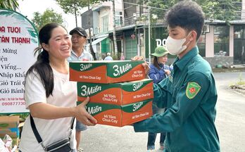 Người dân xã Tân Thạnh hướng về đồng bào vùng lũ Đắk Lắk