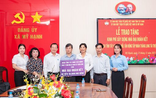 Trao kinh phí xây tặng nhà Đại đoàn kết