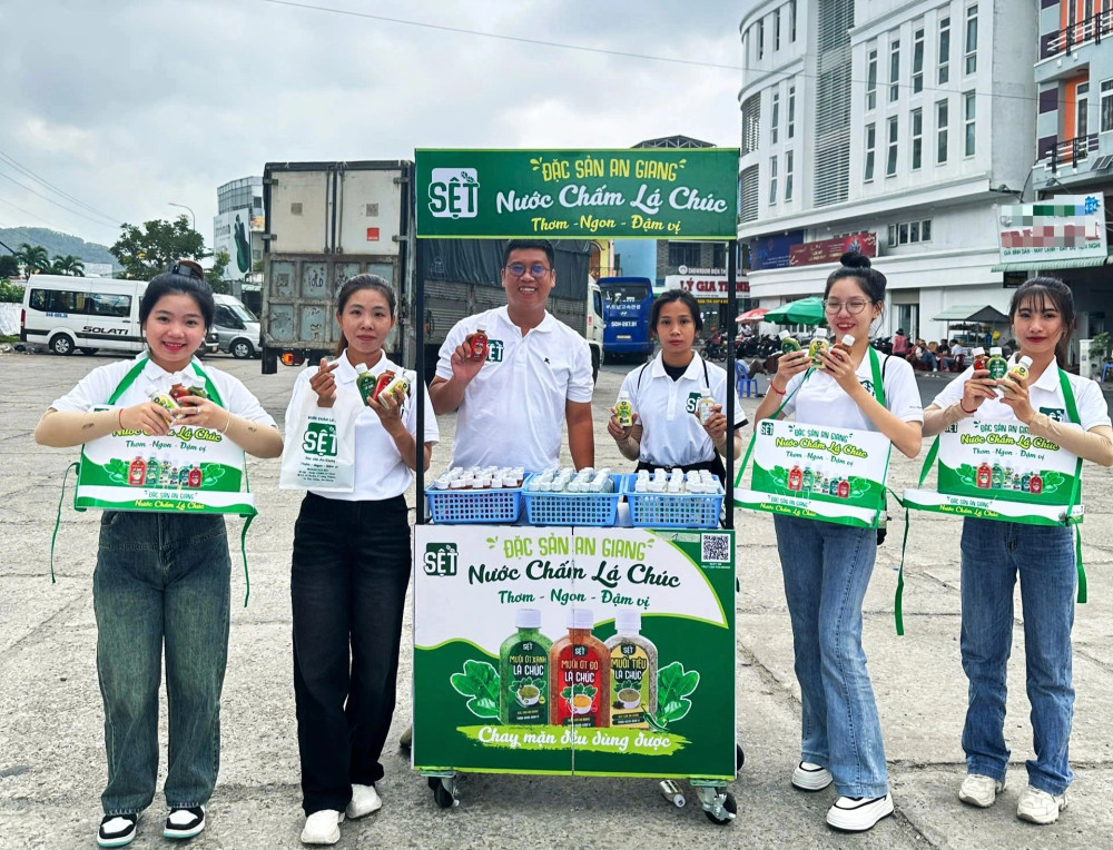 Khởi nghiệp với lá chúc, chàng trai miền Tây thu nhập hơn 20 triệu đồng/tháng