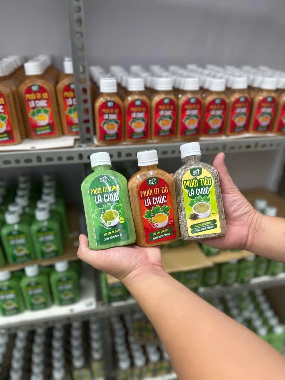 Khởi nghiệp với lá chúc, chàng trai miền Tây thu nhập hơn 20 triệu đồng/tháng