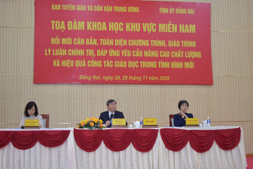 Các lãnh đạo chủ trì Tọa đàm