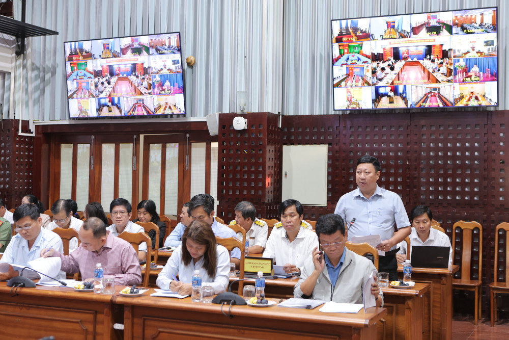 Phó Giám đốc Sở Tài chính Nguyễn Kiên Cường, báo cáo kết quả giải quyết kiến nghị của cử tri.