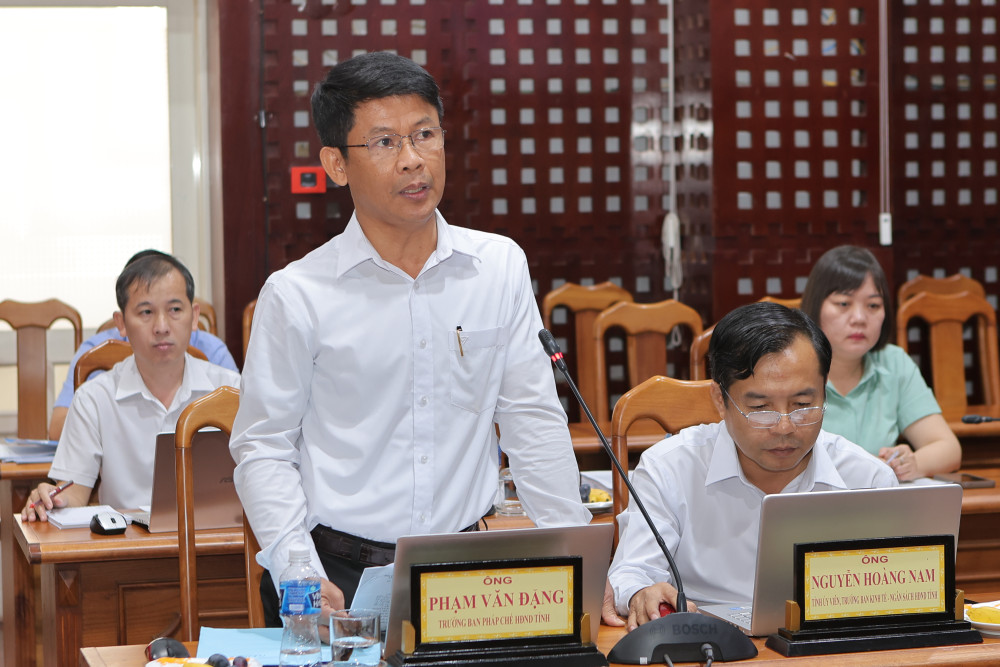 Đồng chí Phạm Văn Đặng, Trưởng Ban Pháp chế HĐND tỉnh phát biểu tại hội nghị.