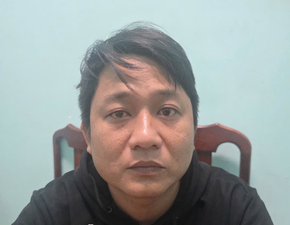 Tạm giữ hình sự đối tượng dùng súng điện bắn trộm 13 con chó