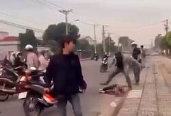 Nam thanh niên bị nhóm người đánh giữa đường trong khu công nghiệp