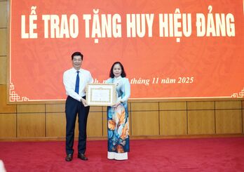 Tỉnh ủy Tây Ninh công bố quyết định về công tác cán bộ và trao Huy hiệu Đảng