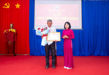 Xã Tân Thành: Trao tặng Huy hiệu 40 năm tuổi Đảng cho đảng viên