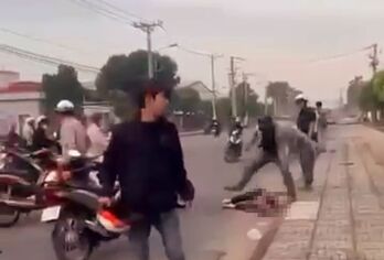Nam thanh niên bị nhóm người đánh giữa đường trong khu công nghiệp