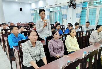 Bí thư Đảng ủy xã Nhơn Hòa Lập đối thoại với Nhân dân về 'Giải pháp thực hiện hiệu quả phong trào Bình dân học vụ số'