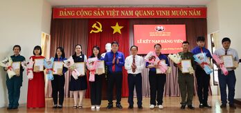 Đảng ủy xã Bến Lức kết nạp 9 đảng viên mới tại Khu lưu niệm Luật sư Nguyễn Hữu Thọ