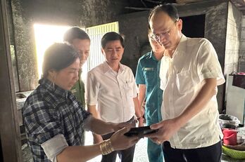 Lãnh đạo xã Tân Thạnh thăm hỏi và trao hỗ trợ gia đình bị hỏa hoạn