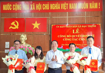 Xã Hậu Thạnh trao quyết định về công tác cán bộ