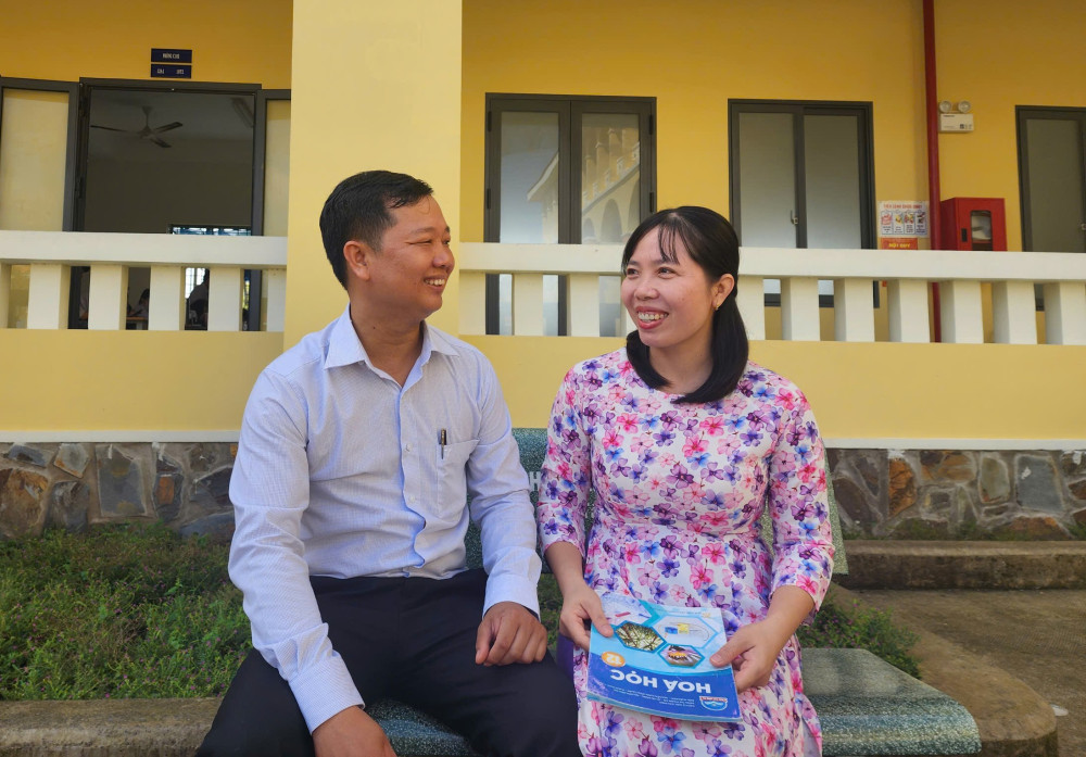 Khi vợ chồng đều là nhà giáo