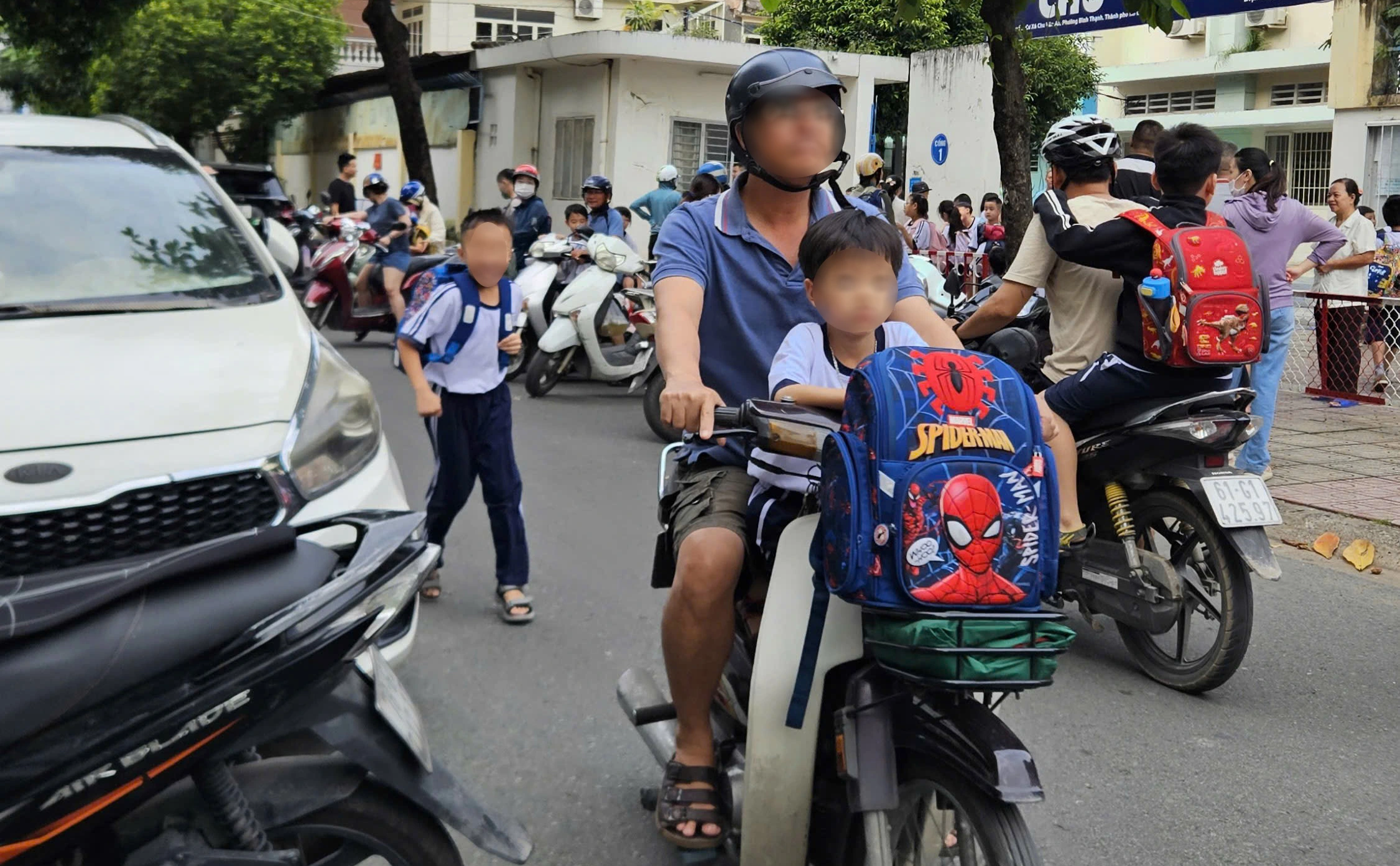 Chở trẻ em trên 6 tuổi ngồi trước xe máy bị CSGT phạt 9 triệu: Tại sao?