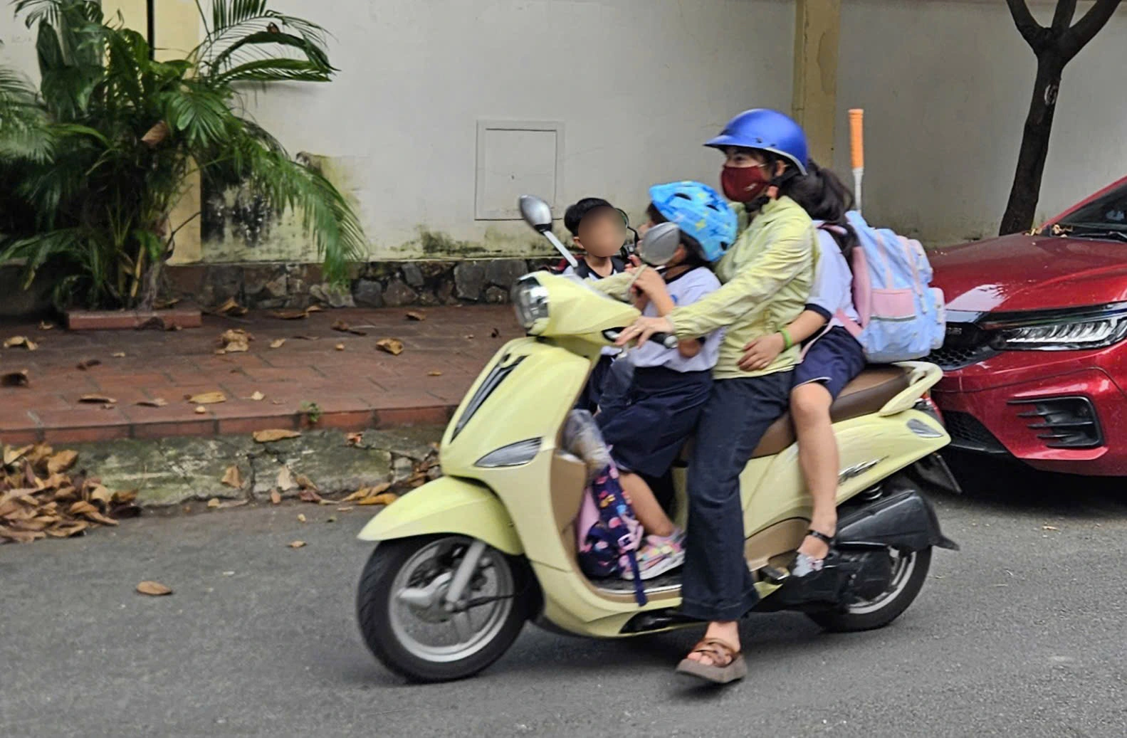 Chở trẻ em trên 6 tuổi ngồi trước xe máy bị CSGT phạt 9 triệu: Tại sao?