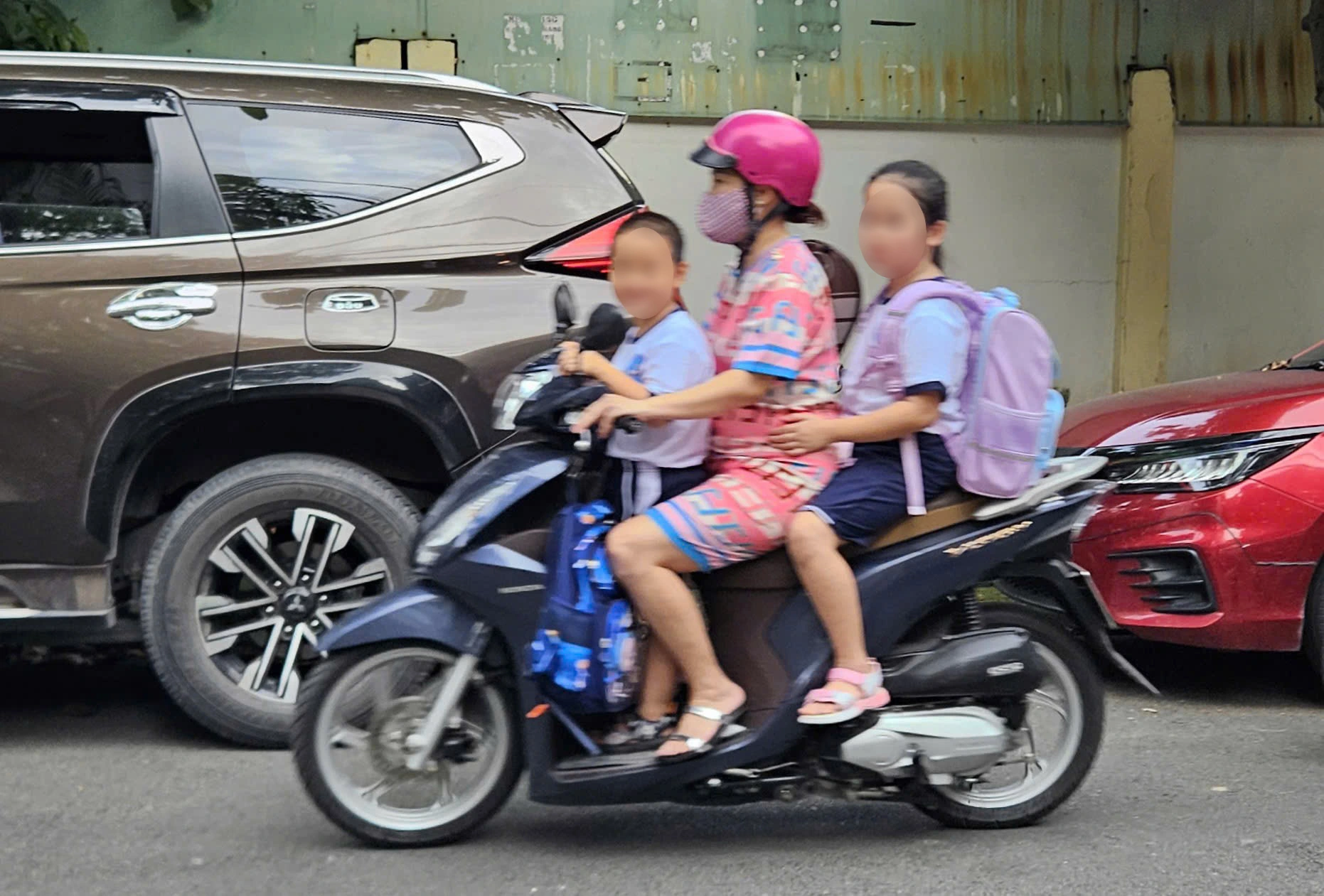 Chở trẻ em trên 6 tuổi ngồi trước xe máy bị CSGT phạt 9 triệu: Tại sao?