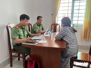 Làm việc với phụ nữ chia sẻ thông tin sai sự thật về việc hỗ trợ đồng bào bị ảnh hưởng thiên tai