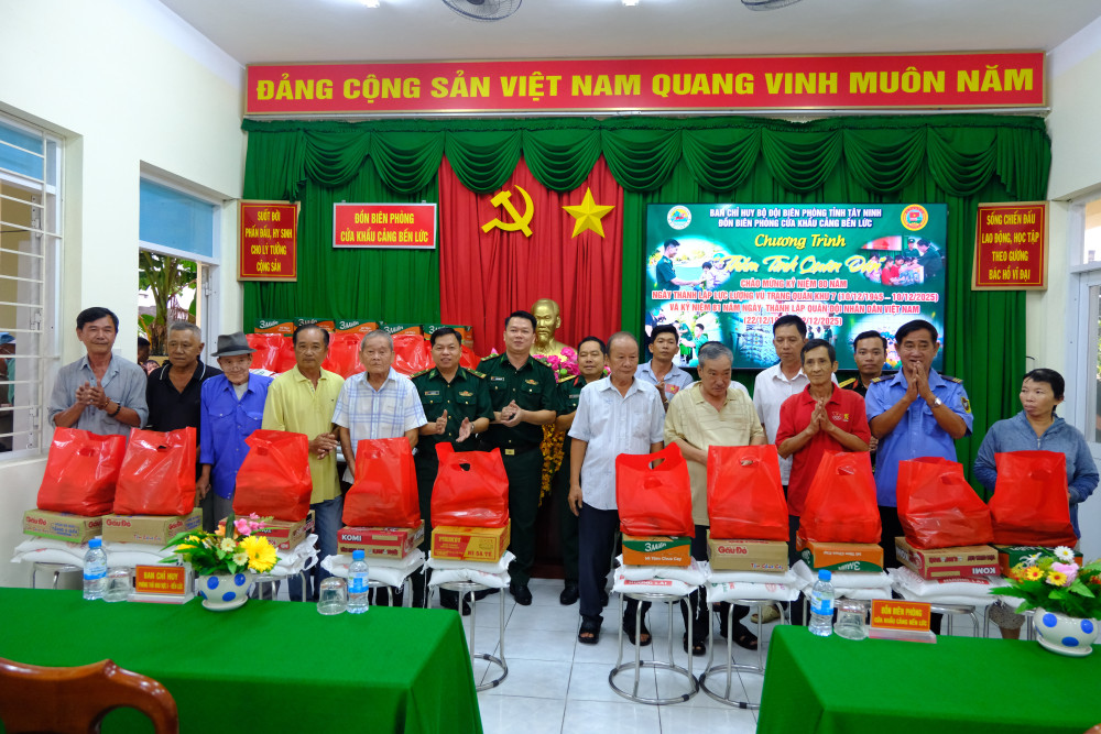 Đồn Biên phòng Cửa khẩu Cảng Bến Lức trao 200 suất quà cho học sinh và người dân có hoàn cảnh khó khăn