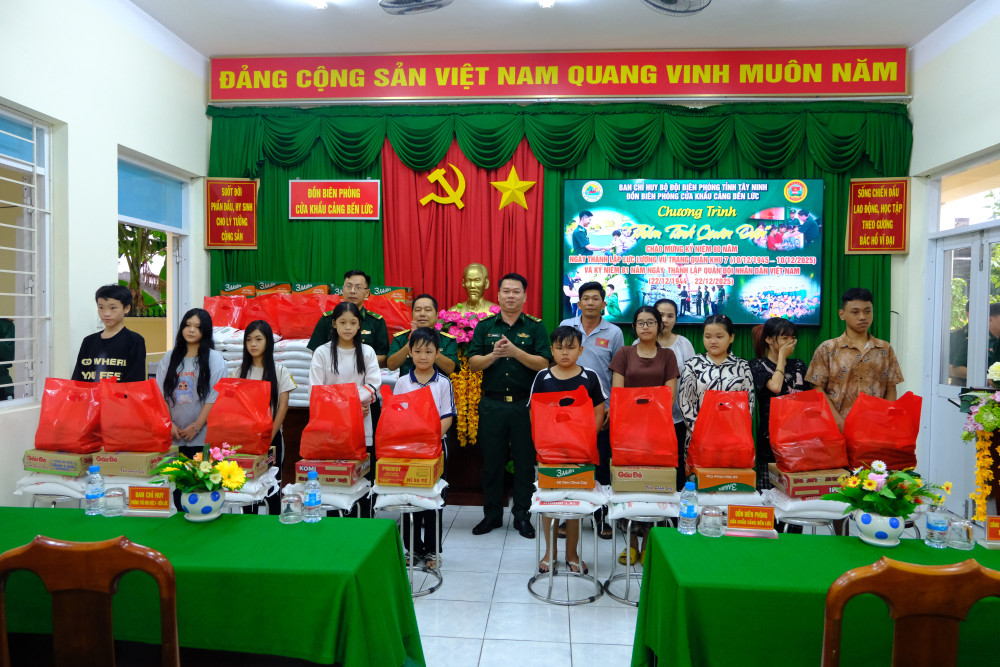 Đồn Biên phòng Cửa khẩu Cảng Bến Lức trao 200 suất quà cho học sinh và người dân có hoàn cảnh khó khăn