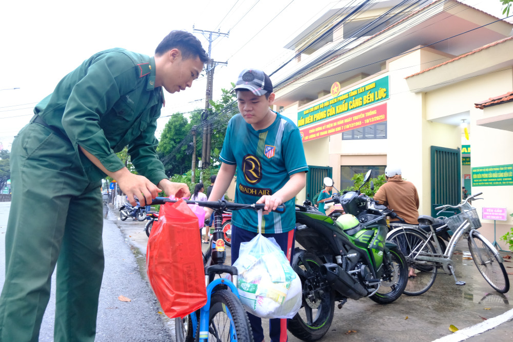 Đồn Biên phòng Cửa khẩu Cảng Bến Lức trao 200 suất quà cho học sinh và người dân có hoàn cảnh khó khăn