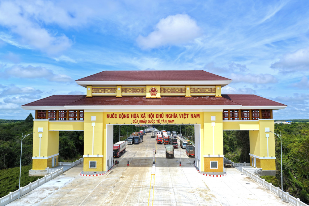 Cửa khẩu Quốc tế Tân Nam: "Cửa ngõ vàng" của vùng kinh tế trọng điểm phía Nam