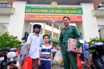 Đồn Biên phòng Cửa khẩu Cảng Bến Lức trao 200 suất quà cho học sinh và người dân có hoàn cảnh khó khăn