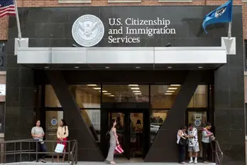 Mỹ dừng toàn bộ hồ sơ nhập cư và lễ nhập tịch với người từ 19 nước