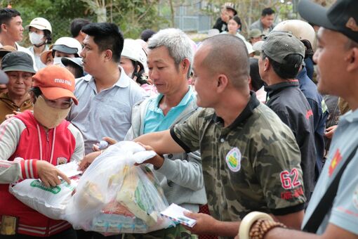 'Nghĩa đồng bào' trong họa thiên tai
