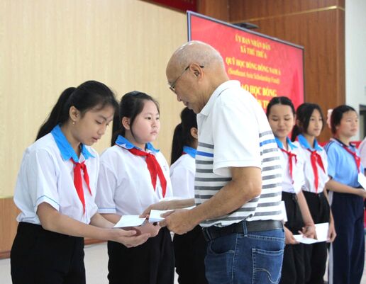 Xã Thủ Thừa trao học bổng 'Tiếp sức đến trường'