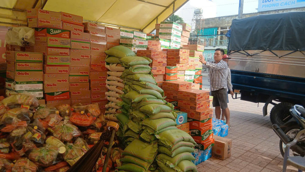 Tiếp nhận hơn 30 tấn hàng hỗ trợ người dân vùng lũ Đắk Lắk Chỉ sau 10 ngày hoạt động, đoàn đã tiếp nhận gần 30 tấn hàng hóa các loại