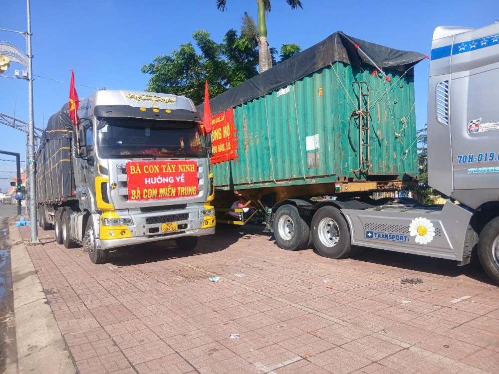 Tiếp nhận hơn 30 tấn hàng hỗ trợ người dân vùng lũ Đắk Lắk Đoàn Từ thiện Hội BTNKT-NN&BVQTE tỉnh Tây Ninh vận chuyển quà đến tỉnh Đắk Lắk để trao cho bà con bị ảnh hưởng bởi bão lũ