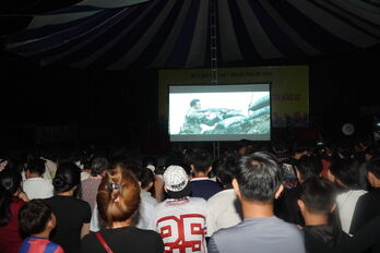 Chiếu phim truyền thống lực lượng vũ trang Quân khu 7 và phim Mưa đỏ