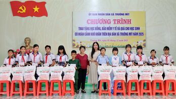 Xã Truông Mít: Tặng học bổng, quà và thẻ bảo hiểm y tế cho học sinh có hoàn cảnh khó khăn