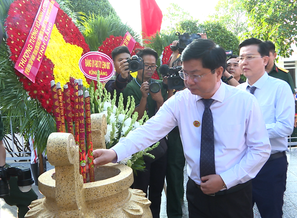 Bộ Tư lệnh Quân khu 7 dâng hương tại Bia truyền thống lực lượng vũ trang Quân khu 7