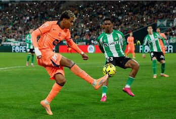 Lamine Yamal tỏa sáng trong trận đấu mà cha anh bị 'đuổi' khỏi khán đài