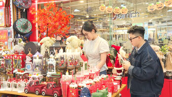 Sôi động thị trường đồ trang trí Noel