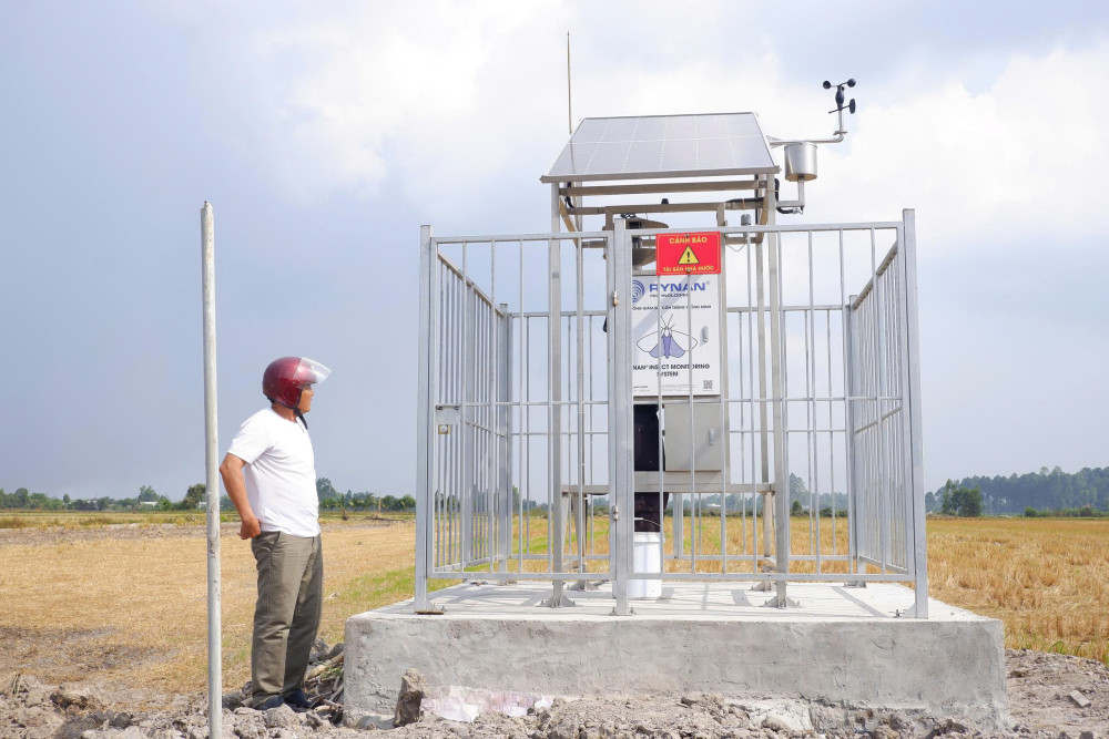 Intelligens fénycsapdák alkalmazásai a kártevők és betegségek monitorozásában és elleni védekezésben.