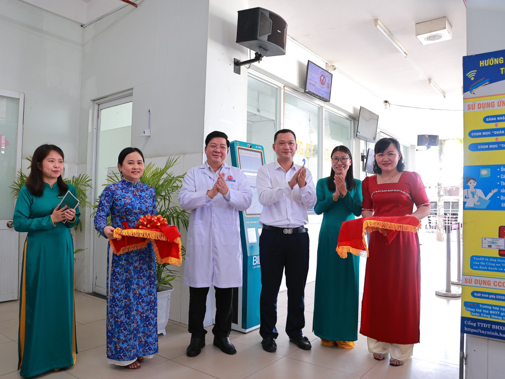 Tiếp nhận và vận hành kiosk y tế thông minh đầu tiên của Tây Ninh