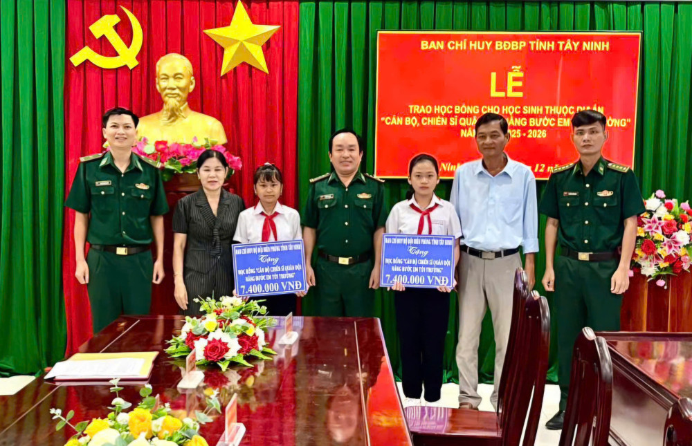 Trao học bổng 'Cán bộ, chiến sĩ Quân đội nâng bước em tới trường'