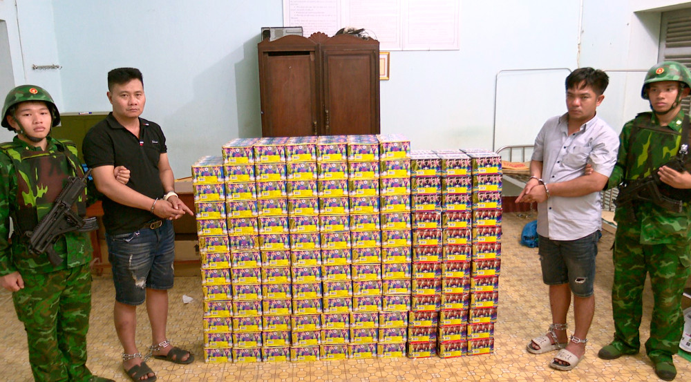 Biên phòng Tây Ninh bắt 2 đối tượng buôn lậu, thu giữ gần nửa tấn pháo các loại