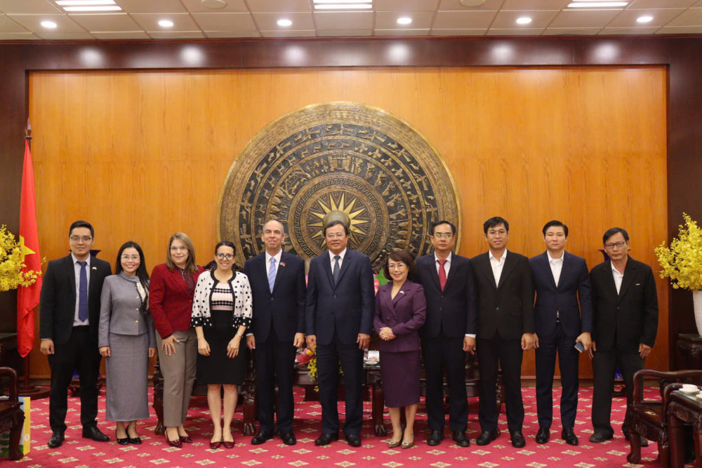 Lãnh đạo tỉnh tiếp Đại sứ Đặc mệnh toàn quyền Cộng hòa Cuba Rogelio Polanco Fuentes