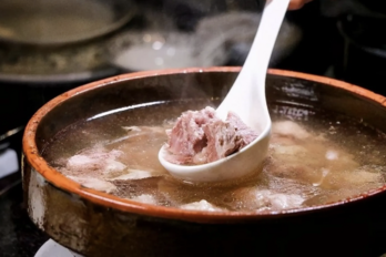 Nước hầm xương có giúp bổ xương khớp, bổ sung collagen, đẹp da?