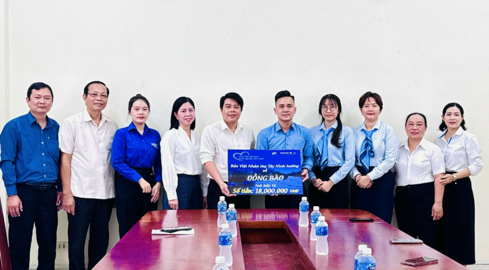 Bao Viet Life Insurance Tay Ninh utökar sitt stöd till människor i storm- och översvämningsdrabbade områden.